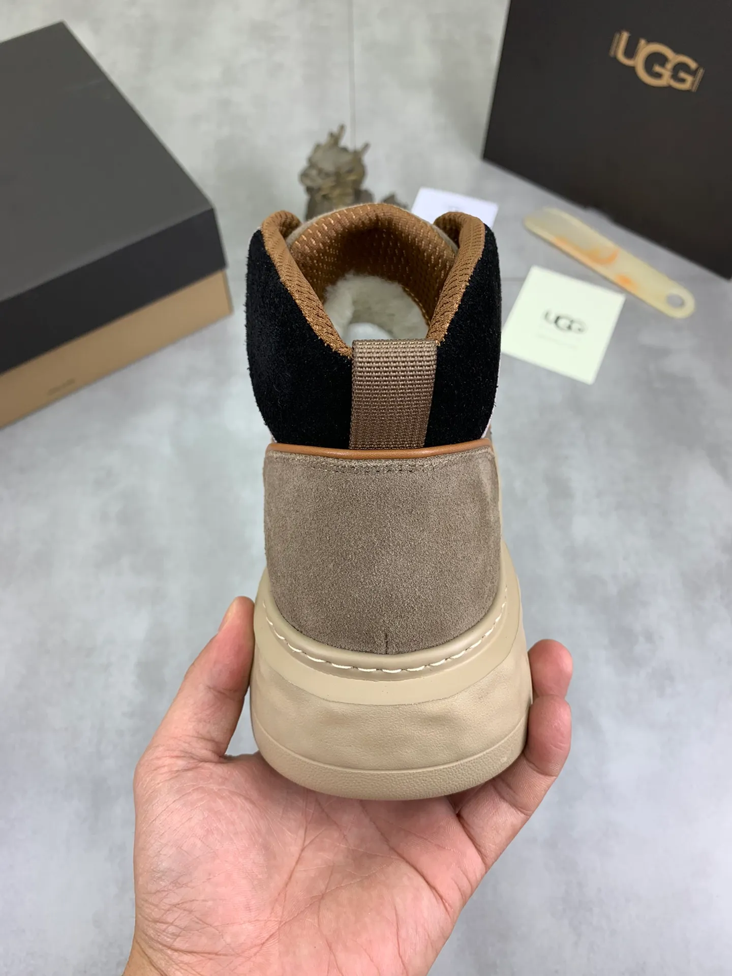 Men's shoes 💰P640 [New style] 💰 🆘 "Real wool" [UGG] 👉The popular men's shoes are synchronized with the official website 🔰The quality of the genuine products [satisfied] is not comparable to the imitations in the general market 🌀The upper is imported Italian frosted cowhide, and the lining is: foot pad 🅰️ grade 🐑Real wool👻Only Grade A can show the effect The hand feels smooth and delicate 🔱The shoe shape is grand, only genuine manufacturers can achieve it 🎄The perfect toughness of the original outsole 👻⬛️ can allow customers to bid farewell to one-time consumption. Real wool lining, super warm. Available in brown or gray. Number of yards: 39-44